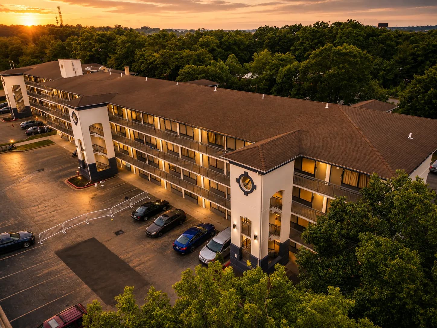 Bloomfield Oasis hotel at sunset โ Baltimore, Maryland